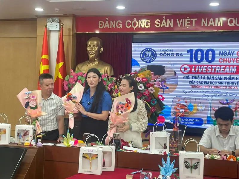 PHƯỜNG ĐỐNG ĐA: ĐƯA SẢN PHẨM HANDMADE CỦA HỌC SINH KHUYẾT TẬT LÊN “GIAN HÀNG SỐ”.