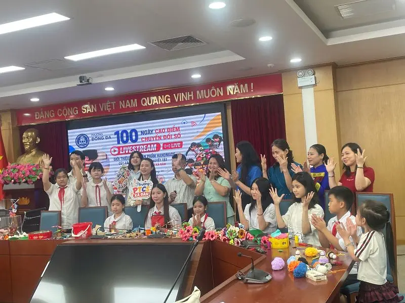 PHƯỜNG ĐỐNG ĐA: ĐƯA SẢN PHẨM HANDMADE CỦA HỌC SINH KHUYẾT TẬT LÊN “GIAN HÀNG SỐ”.