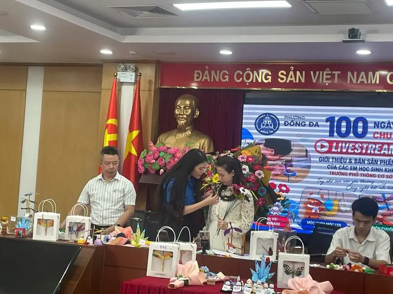 PHƯỜNG ĐỐNG ĐA: ĐƯA SẢN PHẨM HANDMADE CỦA HỌC SINH KHUYẾT TẬT LÊN “GIAN HÀNG SỐ”.