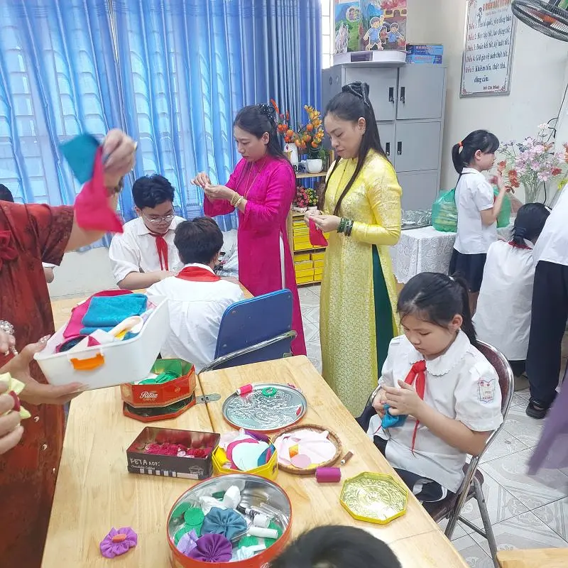 PHƯỜNG ĐỐNG ĐA: ĐƯA SẢN PHẨM HANDMADE CỦA HỌC SINH KHUYẾT TẬT LÊN “GIAN HÀNG SỐ”.